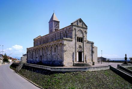 Santa Giusta (Oristano), Église de Santa Giusta, extérieur: façade et mur latéral nord
